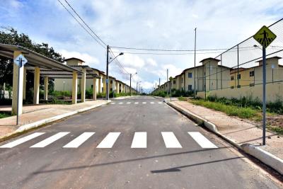 rua de conjunto habitacional