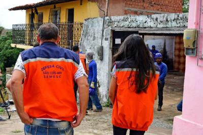 defesa civil trabalha em área de risco