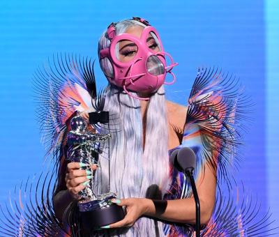 Lady Gaga surpreende com máscaras diferentes durante VMA