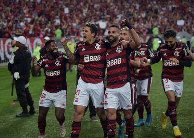 Flamengo volta a derrotar Corinthians e avança na Libertadores