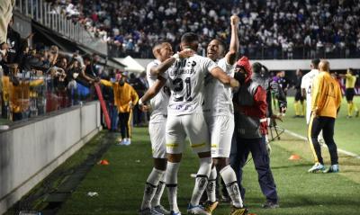 Santos vence e fica perto de vaga na Sul-Americana