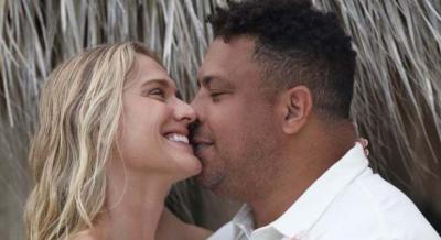 Ronaldo Fenômeno pede a namorada em casamento