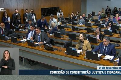 CCJ aprova projeto para proteger crianças e adolescentes em ambientes digitais